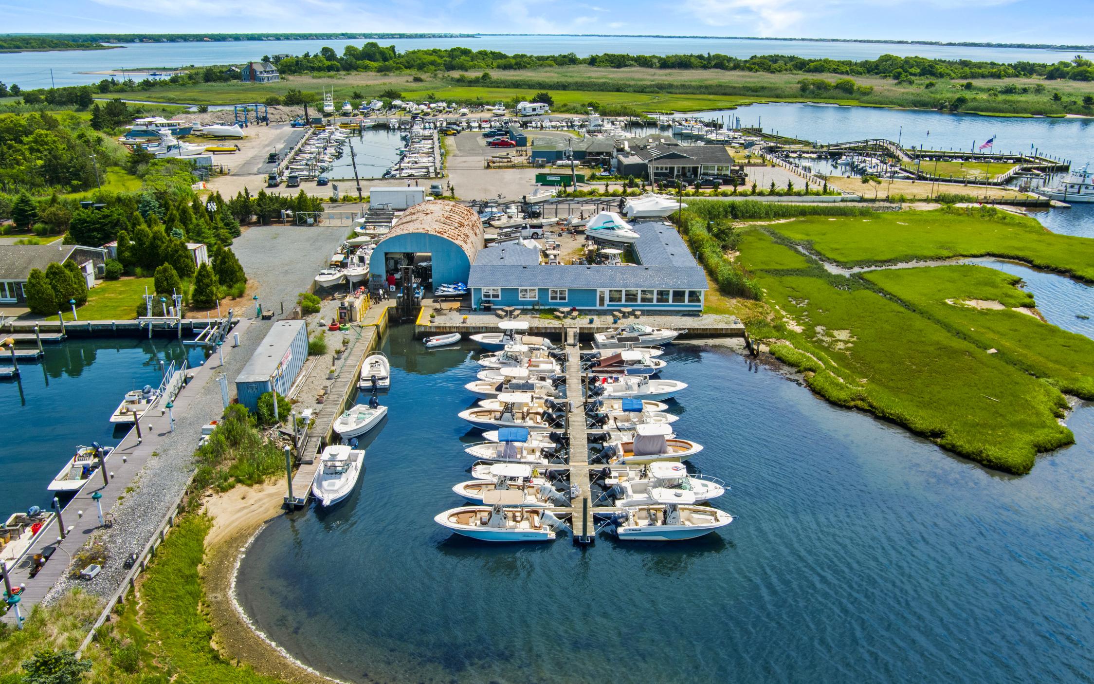 Moriches Boat & Motor Border