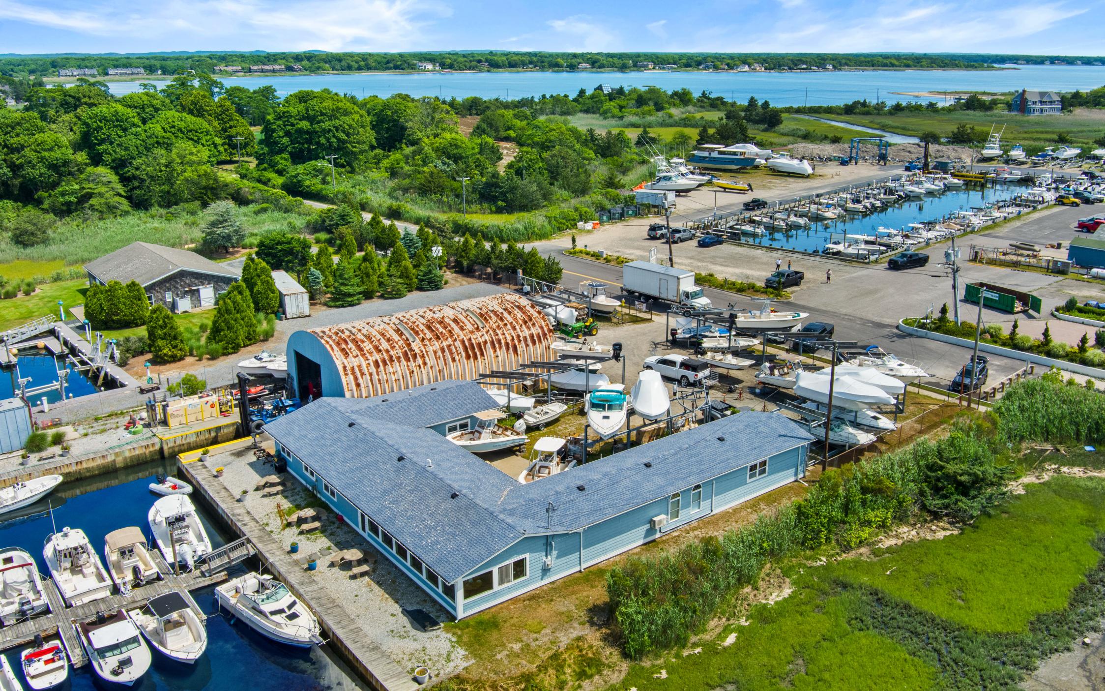Moriches Boat & Motor Border