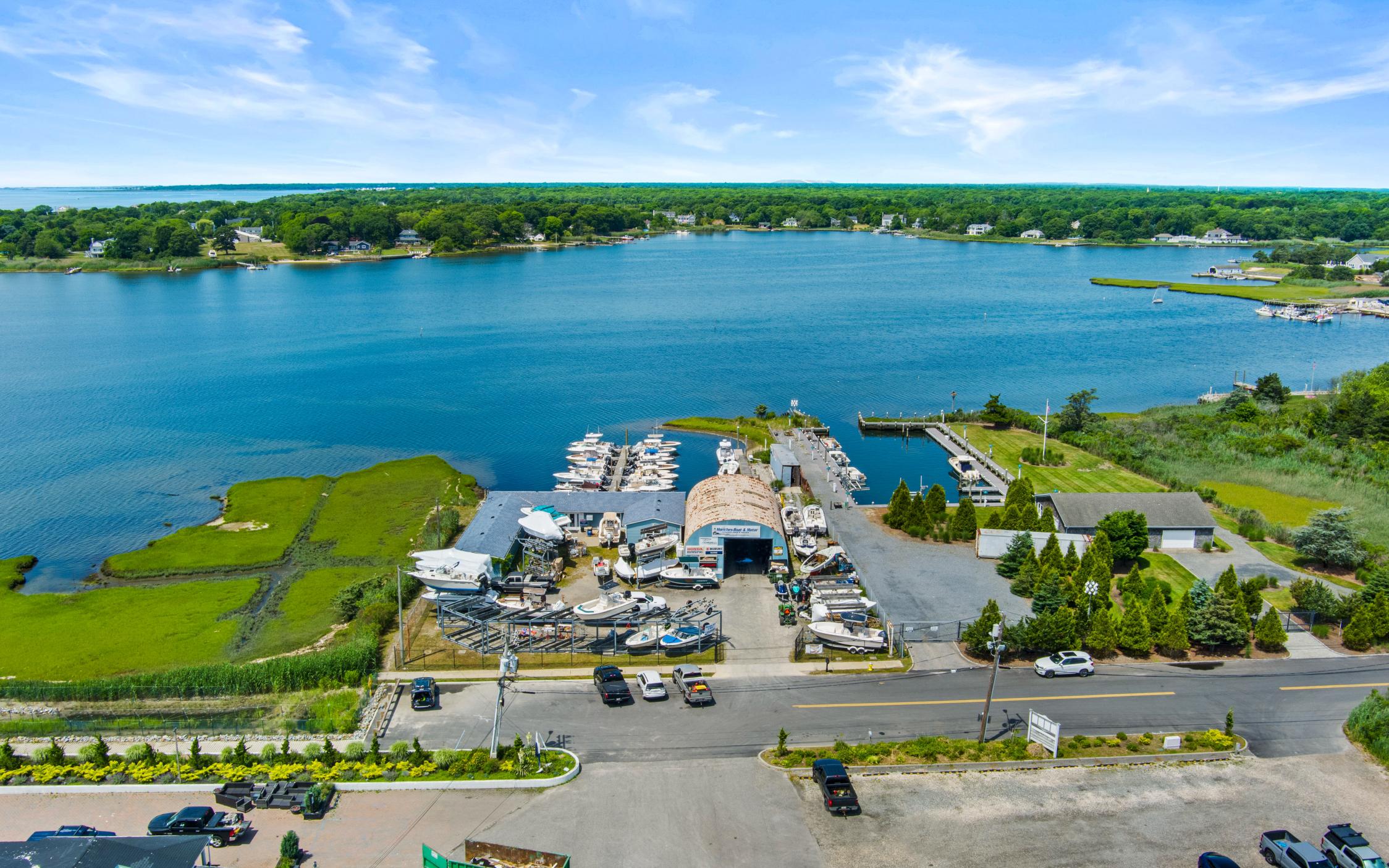 Moriches Boat & Motor Border