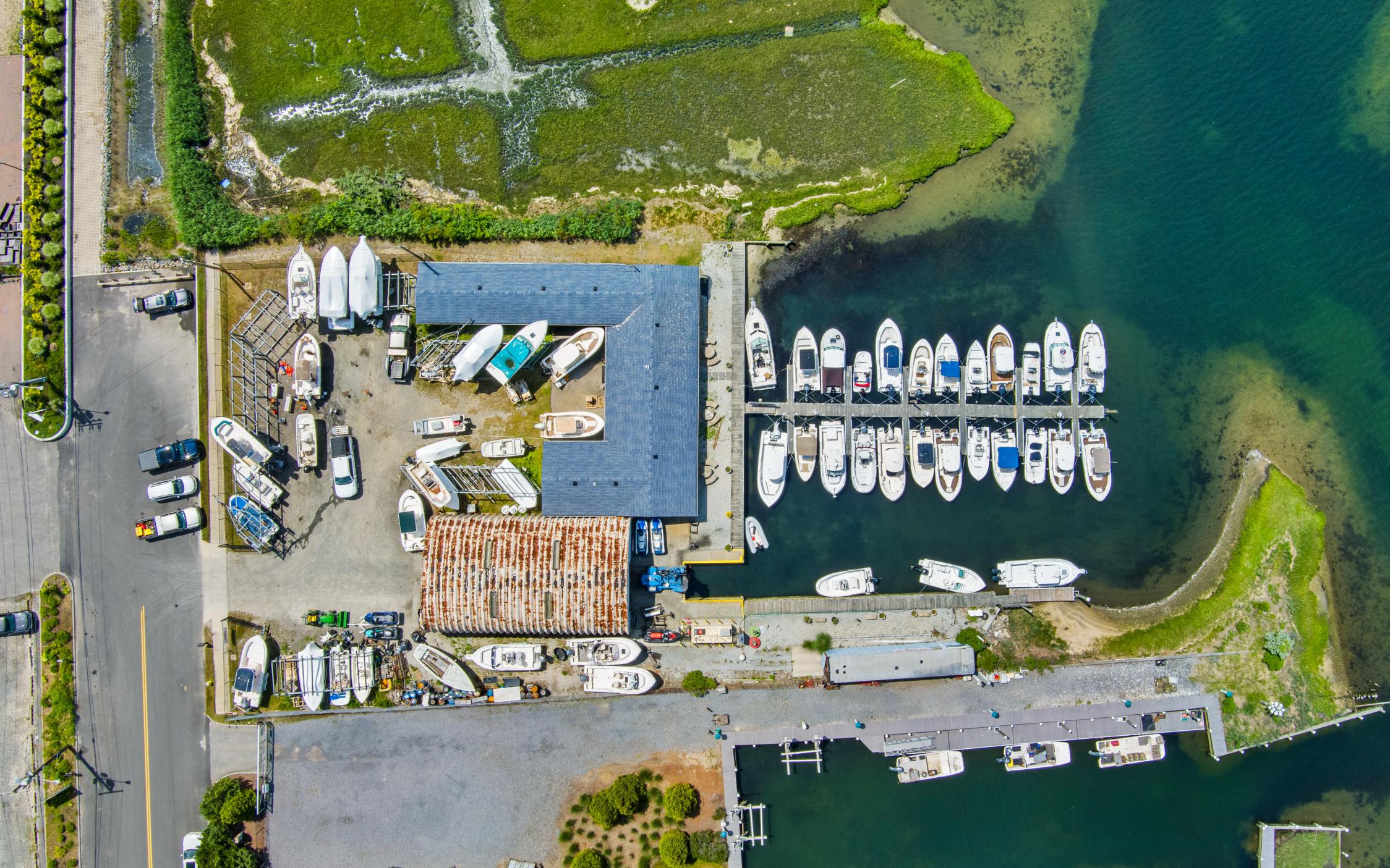 Moriches Boat & Motor Border